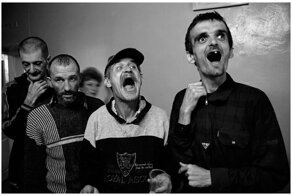 Мир сегодня похож на психиатрическую клинику: 20 страшных фото тех, о ком мало кто помнит