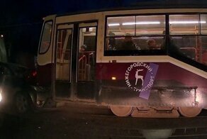 Попал в западню: ДТП с любителем езды по трамвайным путям в Нижнем Новгороде