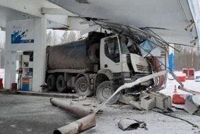 На Урале грузовик врезался в автозаправочную станцию