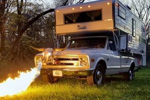 Функциональный жилой модуль, который устанавливается на винтажный пикап Chevrolet с огнедышащим черепом