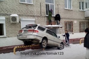 Пьяный водитель в Северске припарковался так, что жителям подъезда пришлось выходить через окно