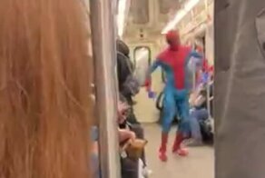 Человек-паук прокатился в московском метро