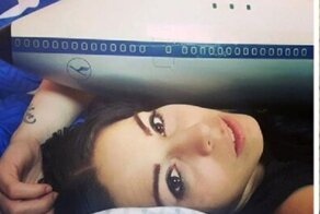 Девушка живет с игрушечным самолетом в любви и согласии