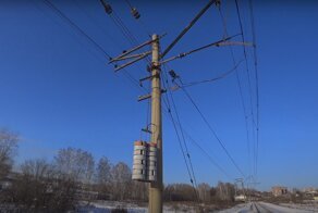 Зачем вдоль железных дорог на столбах подвешивают грузы?
