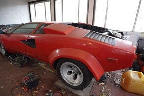 Взгляните на Lamborghini Countach 1985 года, который впервые помыли за 20 лет