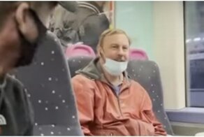 Мужчина забыл подключить наушники и развеселил пассажиров