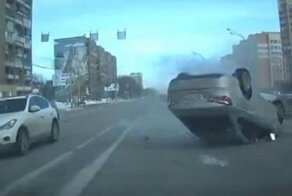 Авария дня. В Магнитогорске в массовом ДТП «Веста» перевернулась на крышу