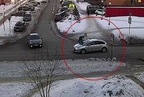 Водитель в возрасте сбил школьницу в Петрозаводске: девочка попала в реанимацию