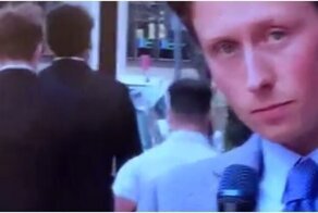 Прохожий со странной походкой удивил журналиста