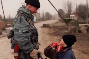 Тяжелые, яркие, лихие: фотографии, которые передают атмосферу 90-х в России