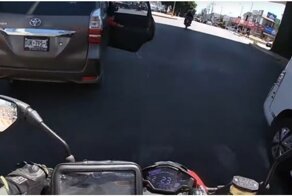 Мальчик  чуть не выпал из движущегося автомобиля