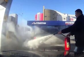 Здравствуй, новая фобия! У автомобиля загорелся бензобак на АЗС