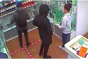 Разбойное нападение на сотрудницу салона сотовой связи попало на видео