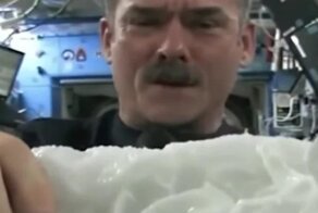 Выжимаем мокрое полотенце в невесомости