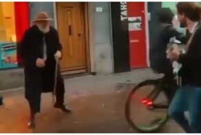 Позитивный дедушка сплясал возле уличного музыканта