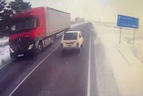 Авария дня. Фура раздавила «Ниву» в Иркутской области