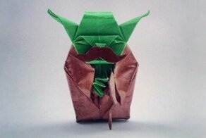 Девушка делает оригами в виде популярных персонажей