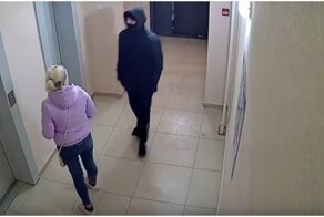 Момент нападения на жительницу Воронежа в подъезде попал на видео