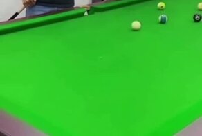 Бильярдист подшучивает над приятелем