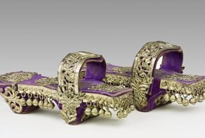 Пулены, намакшины, кломпы:12 странных пар обуви из прошлого