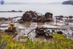 Когда-то здесь базировались крейсера, а теперь пилят подводные лодки