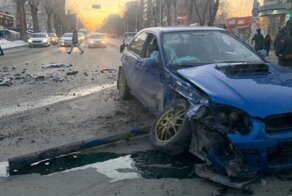 Авария дня. В Екатеринбурге водитель «Субару» вылетел на встречку