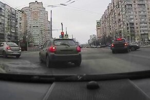 Все поехали, и я поехал: в Петербурге водитель «Мерседеса» тронулся на красный свет