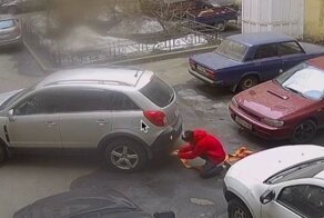 Парковочные разборки в одном из дворов Санкт-Петербурга