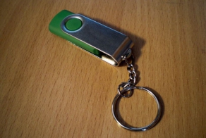 Еще одна китайская флешка (4 фото)