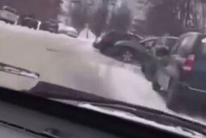 Прокатился на все деньги: в Мурманской области молодой водитель влетел в припаркованные автомобили