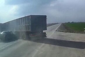 Авария дня. «Приора» влетела в фуру под Ростовом