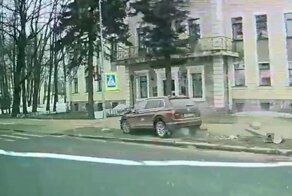 Не вписался в поворот: в Санкт-Петербурге водитель «Тигуана» снёс светофор