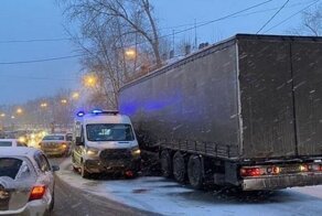 Невнимательный дальнобойщик: в Екатеринбурге пенсионерку сбила фура