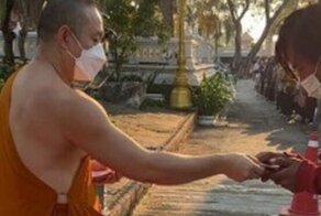 Монах выиграл 730 тысяч долларов и раздал их нуждающимся