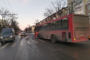 Авария дня. Водитель Volkswagen устроил ДТП с автобусом в центре Вологды