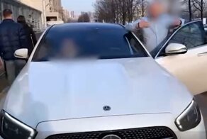 В Петербурге водитель “Мерседеса” перегородил тротуар и назвал пешеходов “нищебродами”