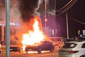 Мститель с горящими пятками: в Подмосковье неизвестный поджёг «Мерседес»