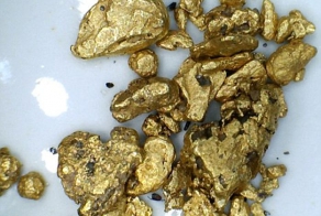 В ледяную реку за золотом для любимой (4 фото)