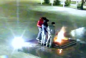 В Невинномысске задержали трех парней, справивших нужду на Вечный огонь