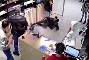 В Мурманске агрессивный парень докопался до продавца в магазинчике