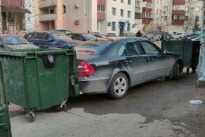 «Штраф» водителю "Мерседеса" за парковку возле мусорных баков от коммунальщиков
