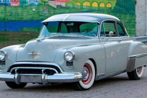 Изменивший правила игры: Oldsmobile 1949 с легендарным двигателем Rocket V8