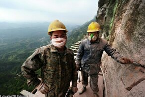 Головокружительные фото о том, как в Китае строили горный аттракцион на высоте