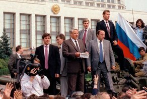 Ельцин на танке: что случилось с людьми, которые стояли рядом с ним