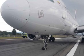 В Колумбии пилоты приземлили Airbus A320 с неисправным передним шасси