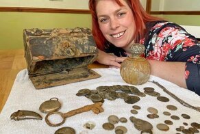 Девушка нашла на пляже сундук с сокровищами