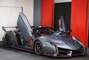 Единственному в мире Lamborghini Veneno Roadster с "голым" карбоном нужен новый дом