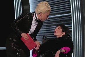 Леди Гага помогла Лайзе Миннелли во время церемонии вручения "Оскара"