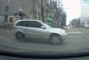 В Воронеже водитель «Тойоты» летел на красный и протаранил «Ниссан»