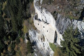 Тайны Кропфанштайна — самого непреступного «замка-пещеры», который спрятан в скале